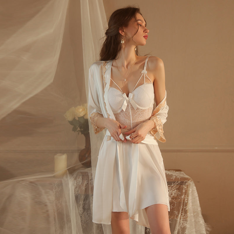 Eleganter Satin-Morgenmantel mit Spitzendetails